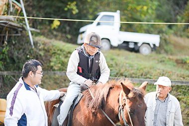 餌やり、触れることから初めて乗馬で山の散歩まで