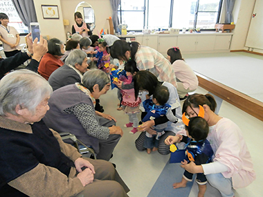 やさしさ育むお年寄りとの交流